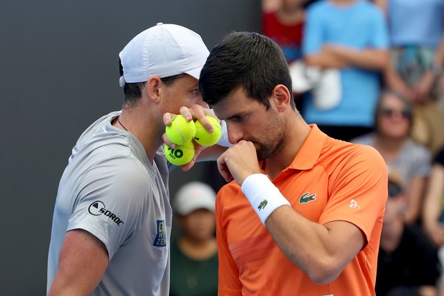 Initiierten gemeinsam die Spielergewer...Vasek Pospisil (l) und Novak Djokovic.  | Foto: Kelly Barnes/AP/dpa