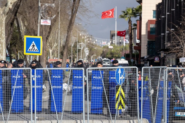 Nach der Festnahme Imamoglus wurden auch Stra&szlig;en in Istanbul gesperrt.  | Foto: Tolga Ildun/ZUMA Press Wire/dpa