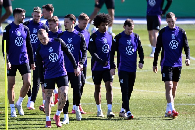 Nach einem Teamabend beim Italiener st... das Abschlusstraining in Dortmund an.  | Foto: Federico Gambarini/dpa