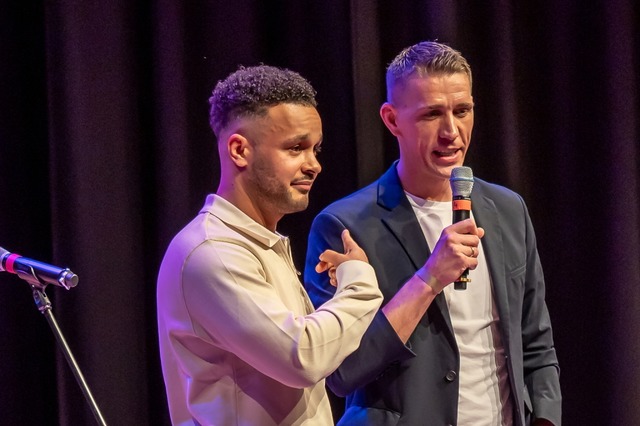 Cossu und Ex-SC-Freiburg-Profi Nils Petersen auf der Merzhauser Bhne.  | Foto: Hans Simonyi