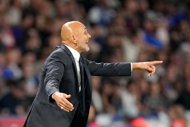 Italien-Coach Luciano Spalletti erwart...enen Schlagabtausch gegen Deutschland.  | Foto: Michel Euler/AP/dpa