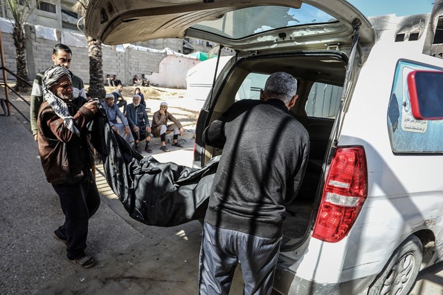 Pal&auml;stinensischen Angaben zufolge...chen Luftangriffen etliche Todesopfer.  | Foto: Abed Rahim Khatib/dpa