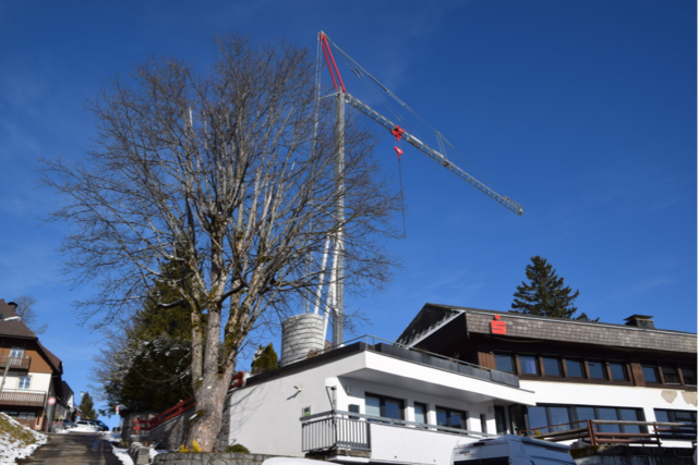 Im Kurort Todtnauberg steht seit anderthalb Jahren ein groer Baukran - zum rger der Brger