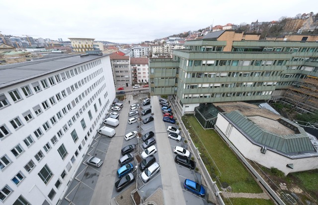 &Uuml;ber den gro&szlig;en Parkplatz d...ndlungsr&auml;umen gebaut.(Produktion)  | Foto: Bernd Wei&szlig;brod/dpa