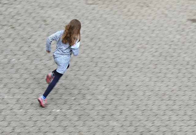 Rennen, toben, gemeinsam spielen - in ...kam das vielfach zu kurz. (Archivbild)  | Foto: Arne Dedert/dpa