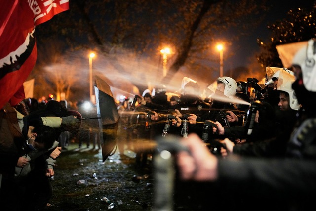 In Istanbul wird trotz Verbots demonstriert.  | Foto: Khalil Hamra/AP/dpa