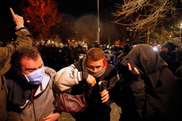 Die Polizei setzt Wasserwerfer gegen Demonstranten ein.  | Foto: Khalil Hamra/AP/dpa