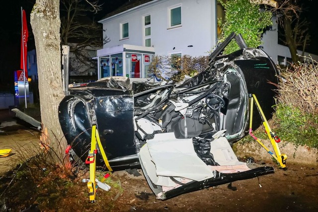 Ein zerstrtes Auto liegt an einer Unf...nbeteiligte Frauen ums Leben gekommen.  | Foto: Andreas Rometsch (dpa)