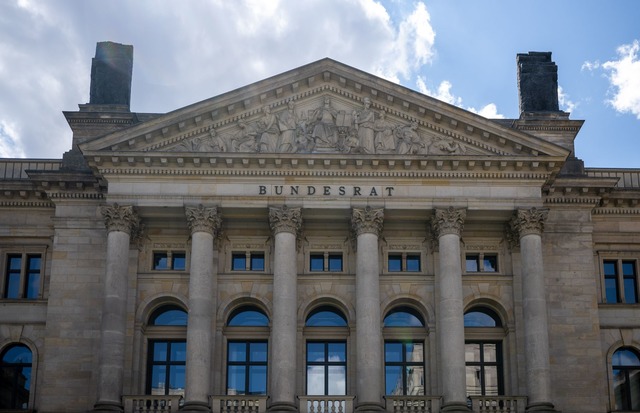 Der Bundesrat entscheidet &uuml;ber das Milliarden-Finanzpaket. (Archivbild)  | Foto: Monika Skolimowska/dpa