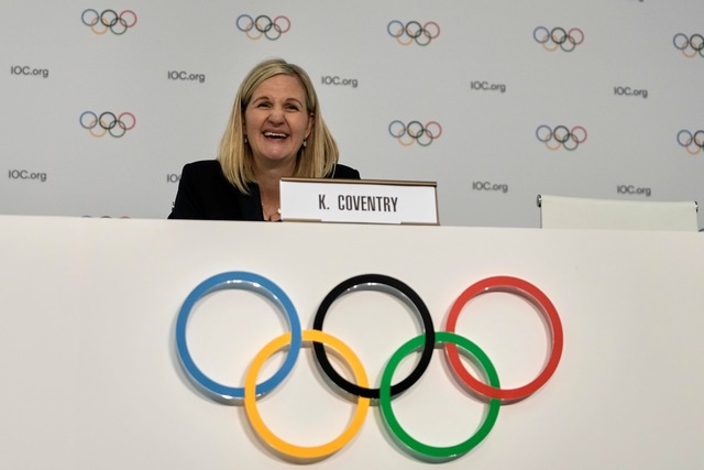 Kirsty Coventry ist die erste Frau an der Spitze des IOC.  | Foto: Thanassis Stavrakis/AP/dpa