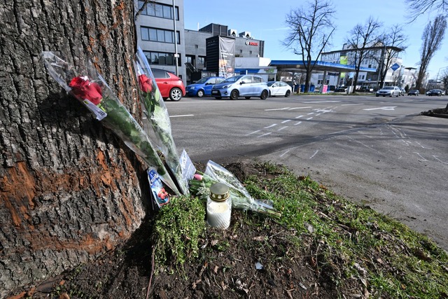 An der Unfallstelle haben Menschen Blumen und eine Kerze abgelegt.  | Foto: Bernd Wei&szlig;brod/dpa