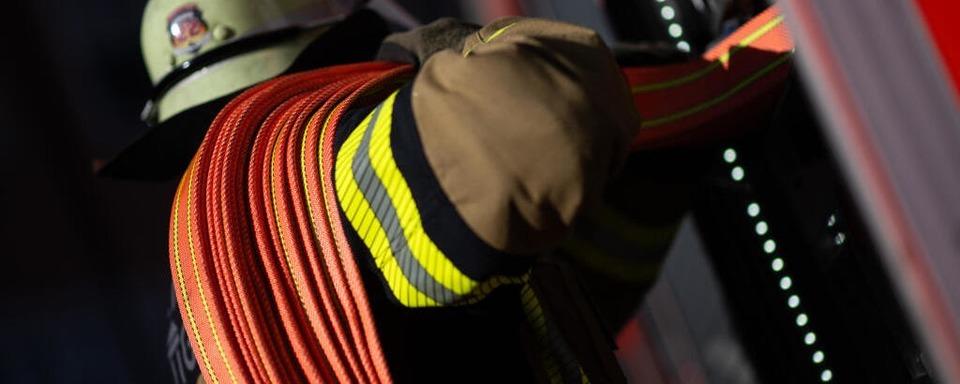 Die Feuerwehr lscht den Dachbrand eines unbewohnten Hauses in Merdingen