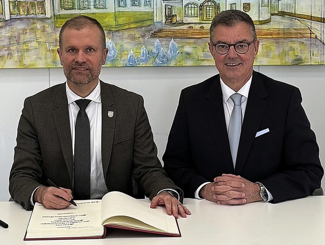 Landrat Christian Ante (links) hat sic...r mit Oberbrgermeister Volker Kieber.  | Foto: Stadt Bad Krozingen