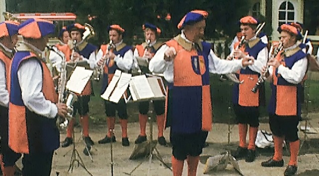 Die Ruster Kapelle bei der Erffnung v...en damals neu angeschafften Uniformen.  | Foto: Europa-Park