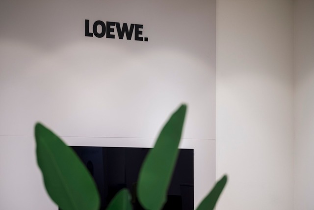 Das Unternehmen Loewe wurde 1923 gegr&uuml;ndet.  | Foto: Daniel Vogl/dpa