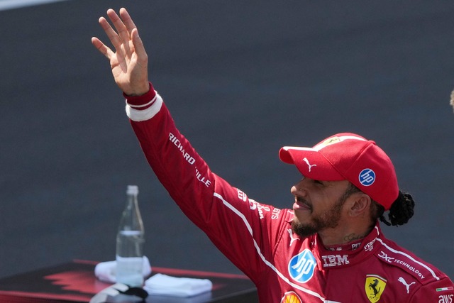 Lewis Hamilton gewann erstmals im Ferrari.  | Foto: Andy Wong/AP/dpa