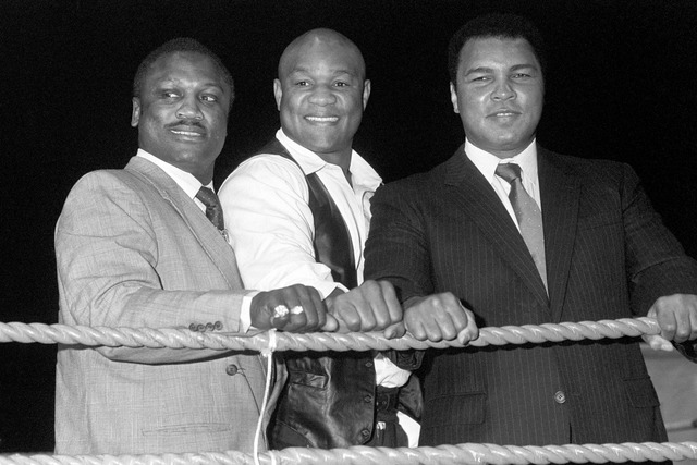 George Foreman zwischen Frazier und Ali.  | Foto: Pa Photos/PA Wire/dpa