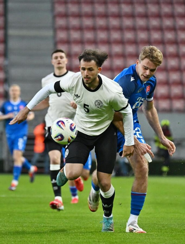 Max Rosenfelder gewinnt mit der U21-Na...mannschaft des DFB gegen die Slowakei.  | Foto: Luk Grinaj (dpa)