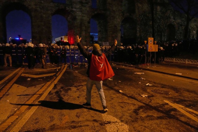 Bei landesweiten Protesten in der T&uu... als 340 Menschen festgenommen worden.  | Foto: Khalil Hamra/AP/dpa