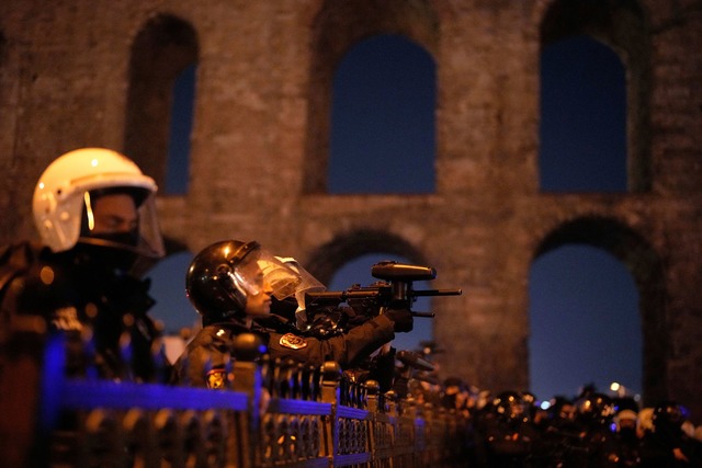 Die Polizei schie&szlig;t mit Gummigeschossen auf Demonstranten.  | Foto: Emrah Gurel/AP/dpa