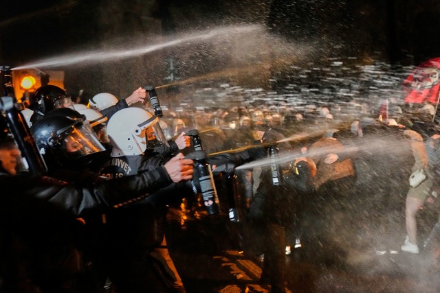 Auch Pfefferspray kommt zum Einsatz.  | Foto: Khalil Hamra/AP/dpa