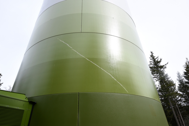 Das neue Schauinsland-Windrad hat einen Riss im Turm - macht aber nix, sagt der Betreiber