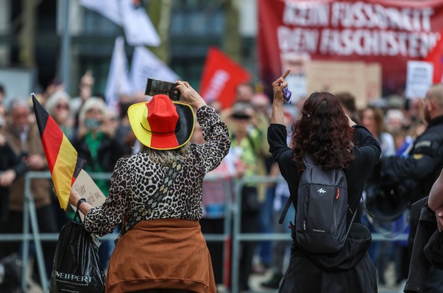 Rechte und linke Gruppierungen sind in... Demonstrationen aufeinandergetroffen.  | Foto: Christoph Schmidt/dpa