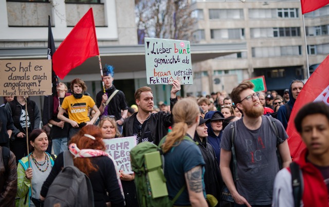 Zahlreiche Polizisten sicherten die Protestversammlungen.  | Foto: Christoph Schmidt/dpa