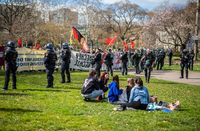 Die rechten Demonstranten gingen unter... Grenzkontrollen auf die Stra&szlig;e.  | Foto: Christoph Schmidt/dpa