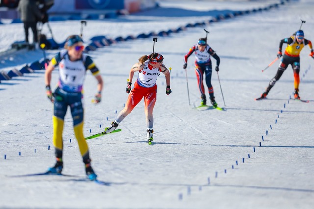 Franziska Preu&szlig; (r) hat im Zielsprint das Nachsehen und wird F&uuml;nfte.  | Foto: Thomas Andersen/NTB/dpa