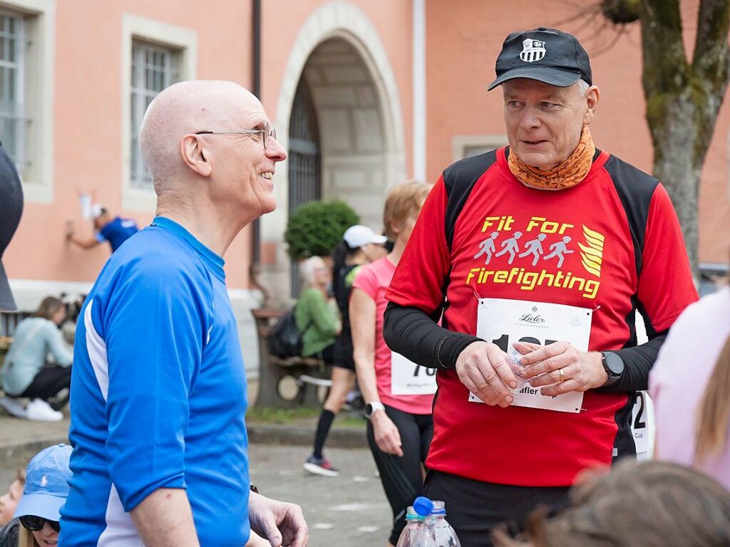 Sulzburgs Brgermeister Dirk Blens (rechts) hat sich ber Monate auf den Frhlingslauf gefreut und ging mit auf die Strecke.