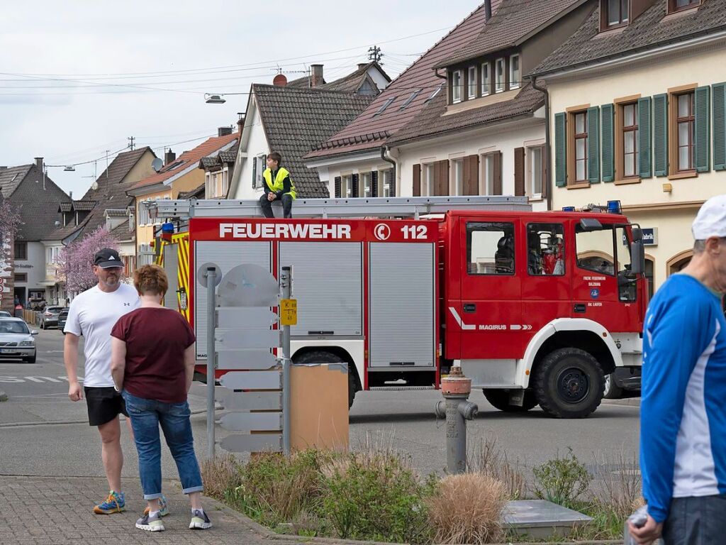 Die Feuerwehr sperrte whrend des Starts die Strecke ab. Diese fhrt traditionell durch alle Teile Sulzburgs, auch St. Ilgen und Laufen und ber die Muggardter Hhe zurck.