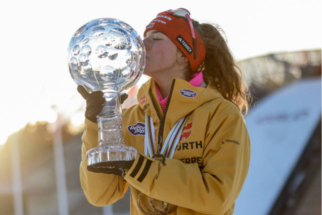 Nathalie Armbruster gewinnt als erste Schwarzwlderin den Gesamtweltcup der Nordischen Kombination