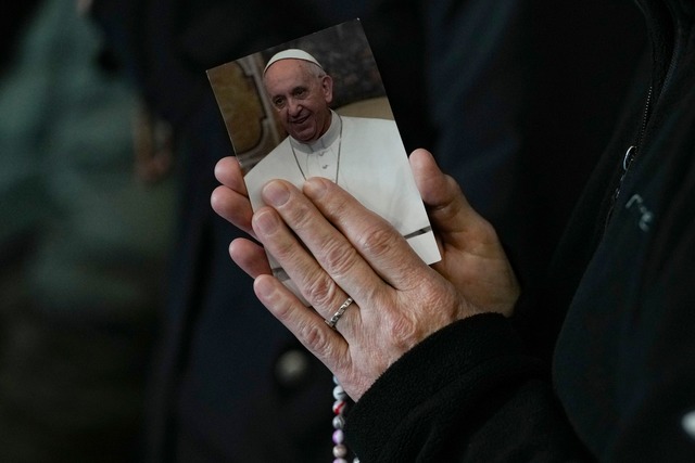 Gl&auml;ubige beten f&uuml;r den Papst. (Archivbild)  | Foto: Andrew Medichini/AP/dpa