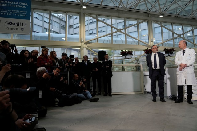 Der Chefarzt des vatikanischen Gesundh...e (l), und der Chirurg Sergio Alfieri.  | Foto: Gregorio Borgia/AP/dpa