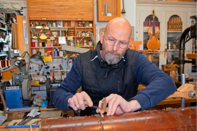 So restauriert der leidenschaftliche Drehorgelbauer Johann Gebert Musikautomaten im Elsass