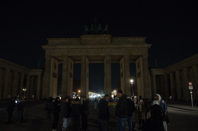 Licht aus am Brandenburger Tor - mit d...chen f&uuml;r mehr Klimaschutz setzen.  | Foto: Paul Zinken/dpa