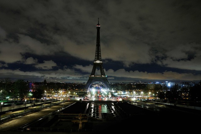 Auch in Paris fand die Earth Hour statt.  | Foto: Geoffroy Van Der Hasselt/AFP/dpa