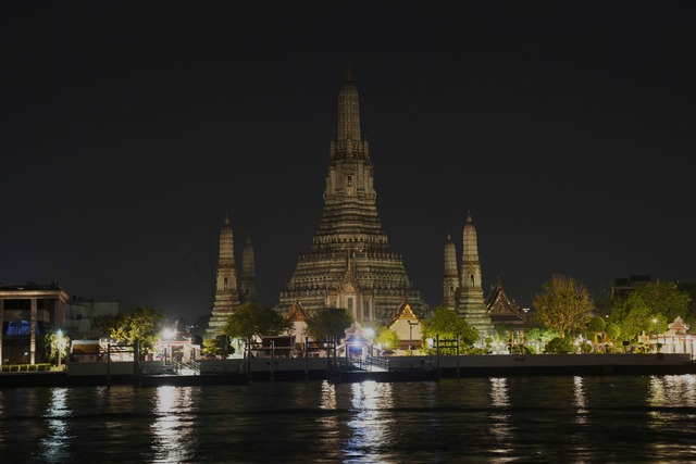 Am Tempel der Morgenr&ouml;te in Thailand gingen die Lichter ebenfalls aus.  | Foto: Sakchai Lalit/AP/dpa