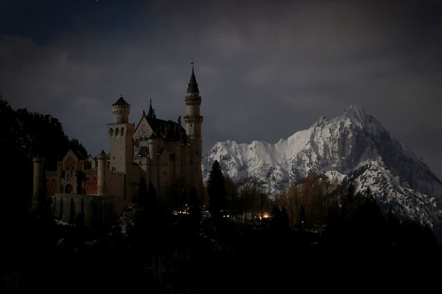 Das Schloss Neuschwanstein in Dunkelheit.  | Foto: Karl-Josef Hildenbrand/dpa