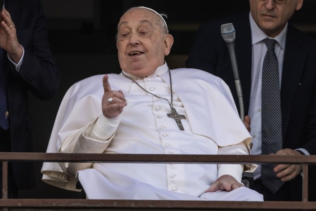 Papst Franziskus am Fenster des Gemell...ffentlicher Auftritt seit fnf Wochen.  | Foto: Oliver Weiken (dpa)