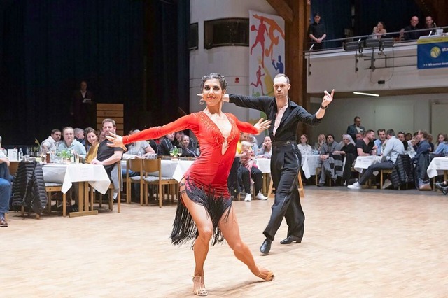 Parkett frei fr Nadja Hamouda und Flo...m Publikum lateinamerikanische Tnze.   | Foto: Volker Mnch