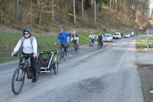 In Waldkirch-Suggental treffen sich Radfahrer und Gemeinderte, um ber Radschnellweg-Alternativen zu diskutieren