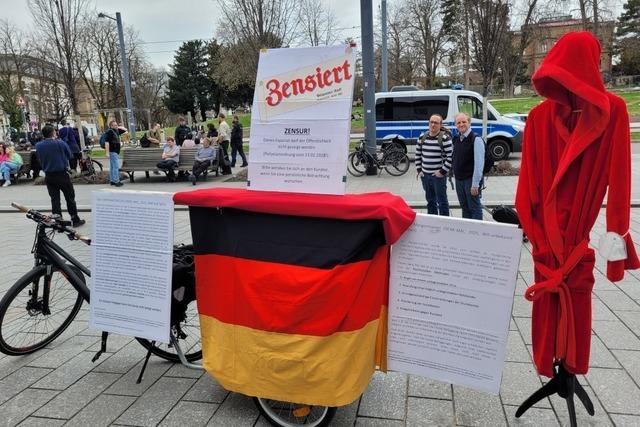 Protest eines Corona-Leugners bei der Erffnung des NS-Dokuzentrums in Freiburg: Skurril und unangebracht