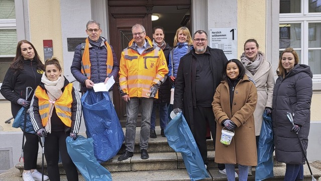 Brgermeister Alexander Guhl (Mitte) u...er der Verwaltung bei der Stadtputzete  | Foto: Susanne Eschbach