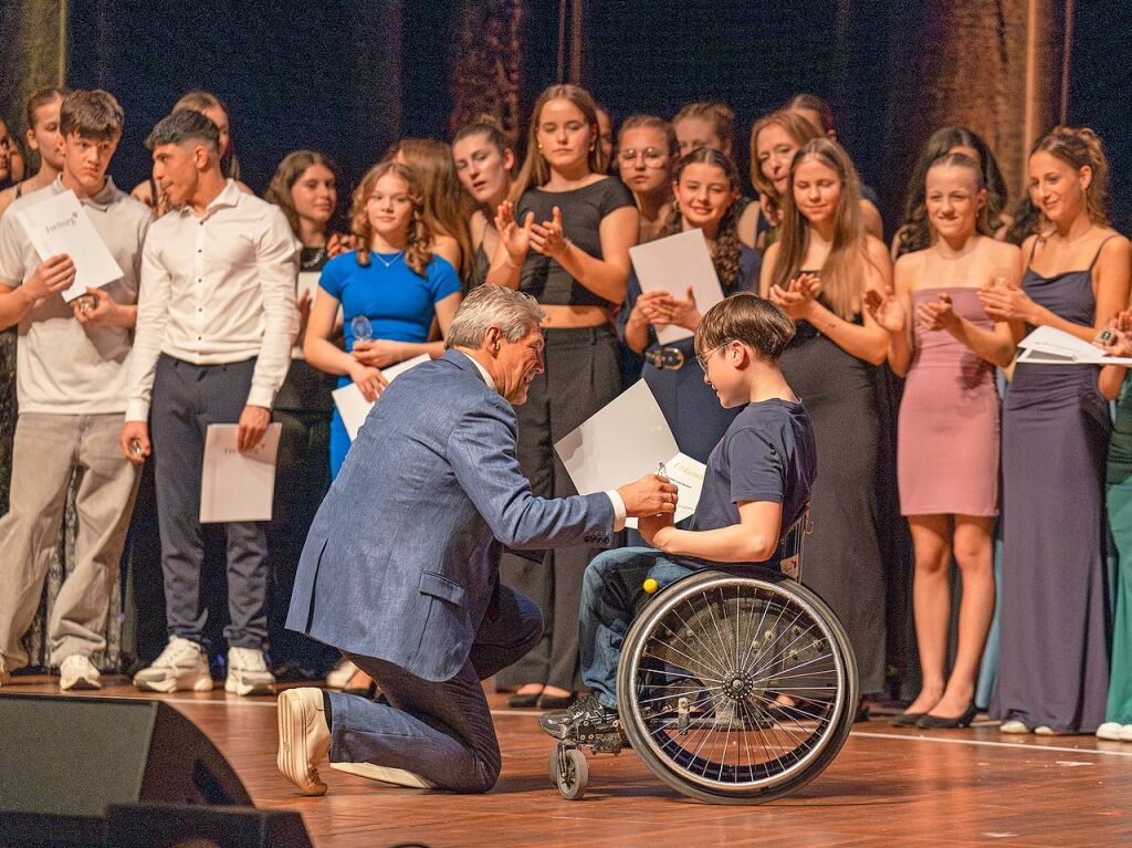 Sportlerinnen und Sportler werden mit der Jugend-Sportmedaille geehrt.