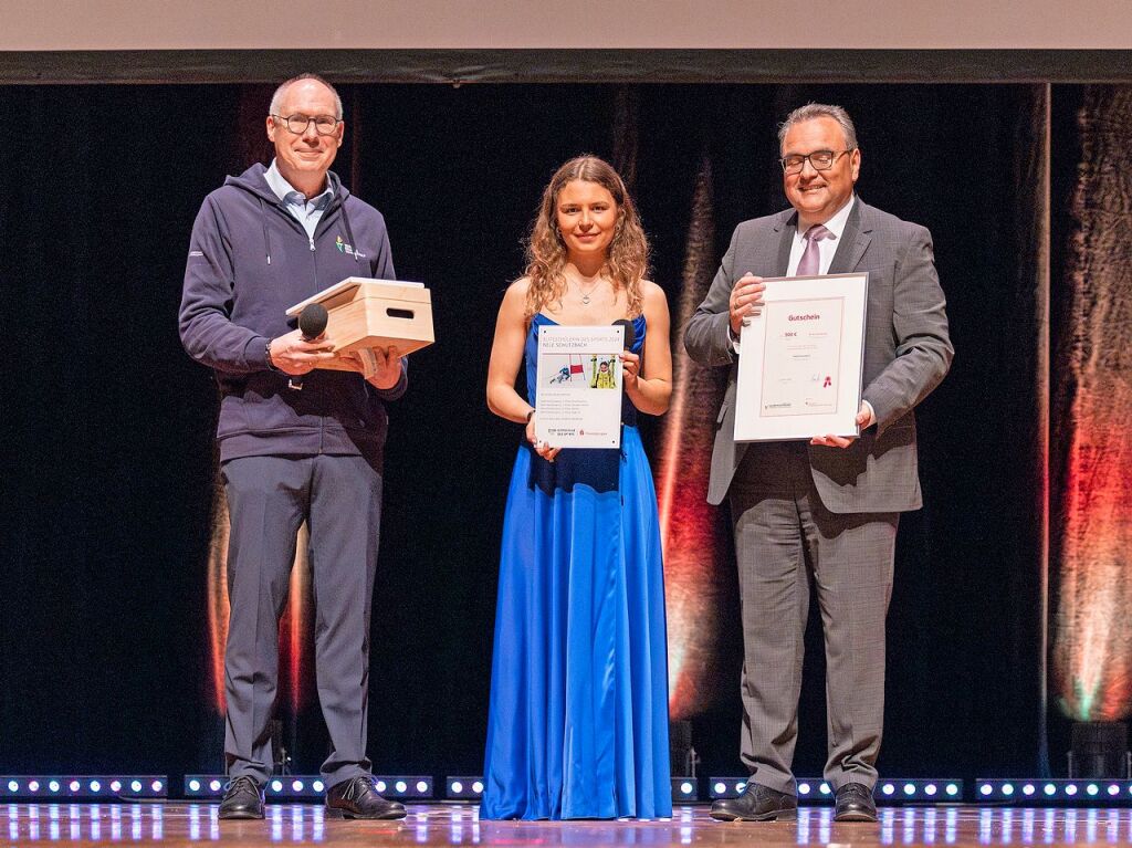 Eliteschlerin des Sports: Nele Schutzbach mit dem neuen Olympiasttzpunkt-Leiter Jrgen Willrett und Daniel Zeiler, Chef der Sparkasse Freiburg-Nrdlicher Breisgau (v.l.n.r.)