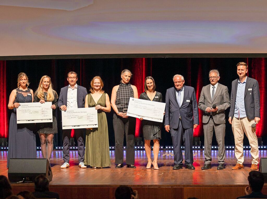 SC-Frderpreis wird dieses Jahr von Andreas Steiert (r.), Leiter der Freiburger Fuballschule, berreicht.