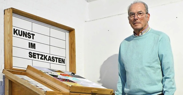 Kurator Axel Zwach  prsentiert im Foy...g &#8222;Kunst im Setzkasten&#8220;.    | Foto: Endrik Baublies