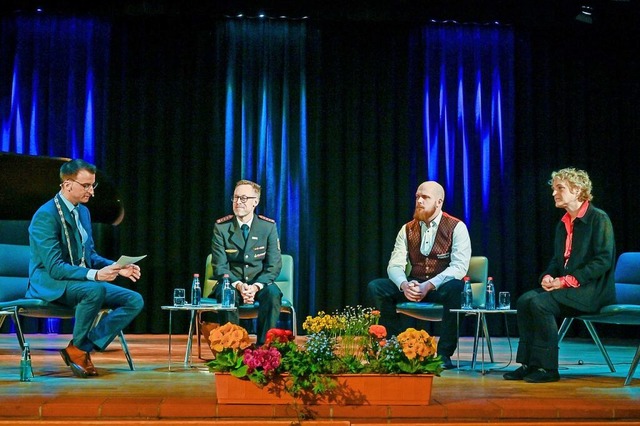 Diskussionsrunde mit Brgermeister Mic...sbach und Anke Doleschal ber Ehrenamt  | Foto: Endrik Baublies